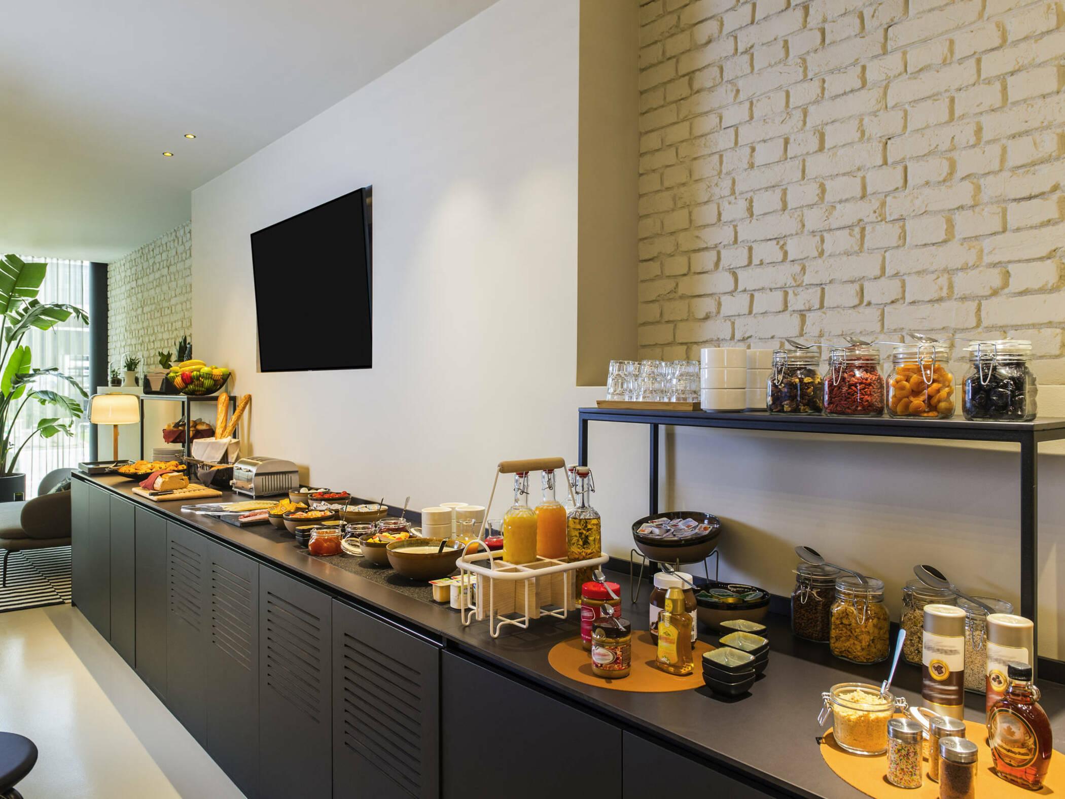 Ibis Brussels Centre Chatelain Іксель Екстер'єр фото